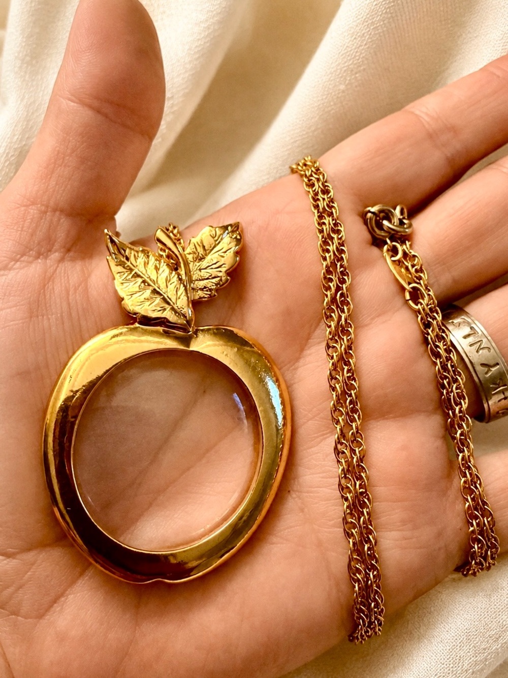 Vintage Avon Apple Magnifying Glass Pendant Necklace Long Gold Tone Chain Amulet